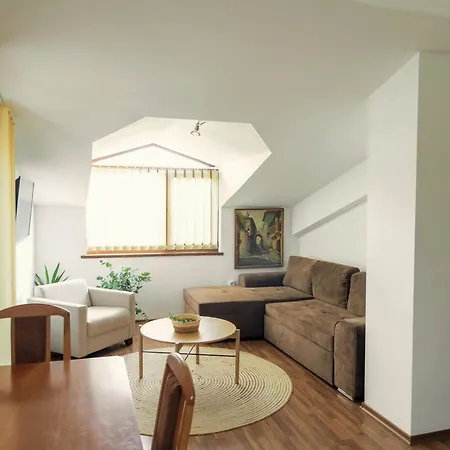 2-bedroom Apt, 2min Walk To Path, 7-8 Min Walk To Gondola Apartment