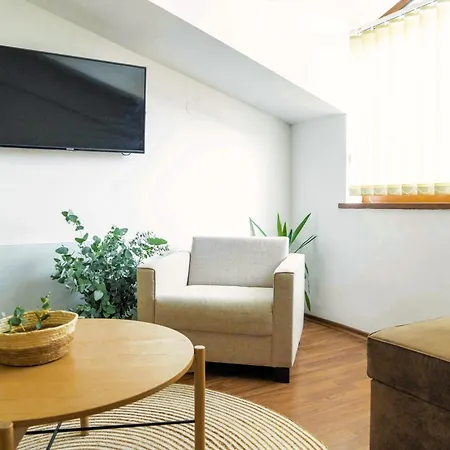 Apartment 2-bedroom Apt, 2min Walk To Path, 7-8 Min Walk To Gondola