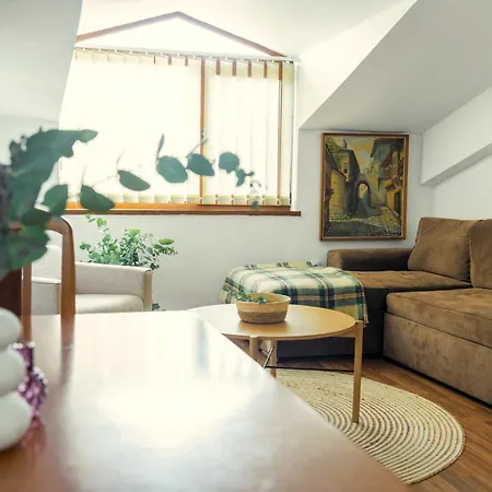2-bedroom Apt, 2min Walk To Path, 7-8 Min Walk To Gondola Apartment