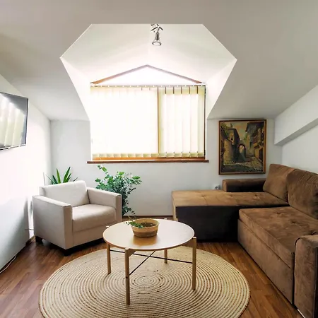 2-bedroom Apt, 2min Walk To Path, 7-8 Min Walk To Gondola Apartment
