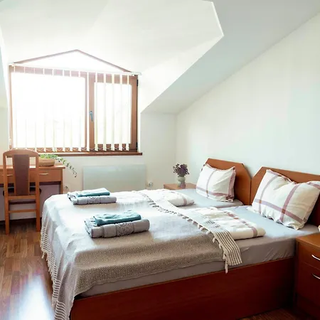 2-bedroom Apt, 2min Walk To Path, 7-8 Min Walk To Gondola Apartment Bansko