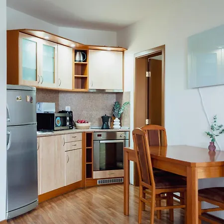 2-bedroom Apt, 2min Walk To Path, 7-8 Min Walk To Gondola Apartment