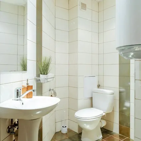 2-bedroom Apt, 2min Walk To Path, 7-8 Min Walk To Gondola Apartment