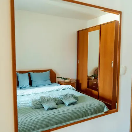 2-bedroom Apt, 2min Walk To Path, 7-8 Min Walk To Gondola *