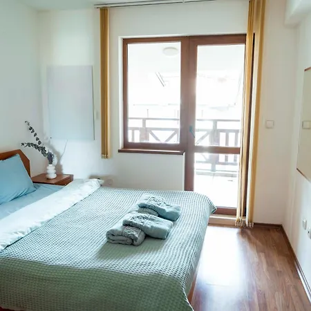 2-bedroom Apt, 2min Walk To Path, 7-8 Min Walk To Gondola Apartment *