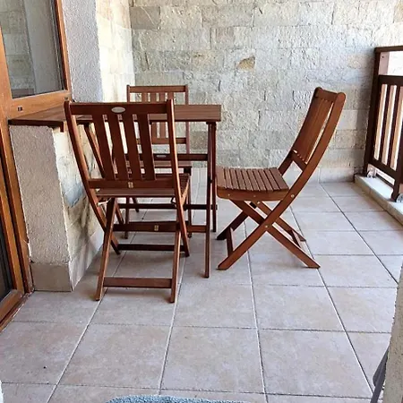 2-bedroom Apt, 2min Walk To Path, 7-8 Min Walk To Gondola Apartment *
